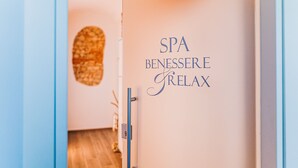 A spa entrance with a sign reading "SPA BENESSERE RELAX".