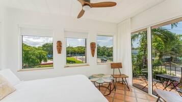 4 habitaciones, escritorio y tabla de planchar con plancha