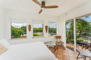 4 chambres, bureau, fer et planche à repasser, lit de bébé portatif