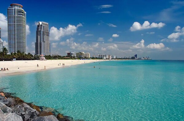 Chaise longue, serviettes de plage