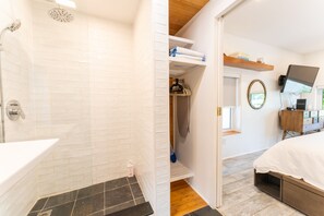 4 habitaciones, escritorio y tabla de planchar con plancha 