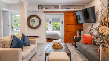 4 habitaciones, escritorio y tabla de planchar con plancha