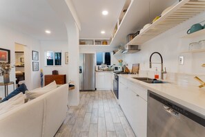 Réfrigérateur, four à micro-ondes, un four, surface de cuisson