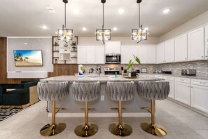 Køleskab, mikrobølgeovn, ovn, kogeplade