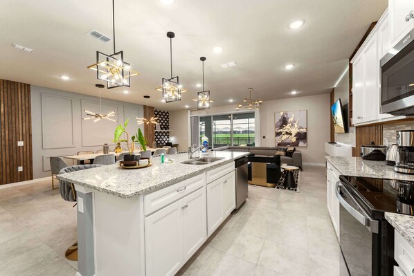 Køleskab, mikrobølgeovn, ovn, kogeplade