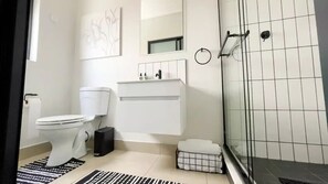Ducha, toallas, jabón y papel higiénico