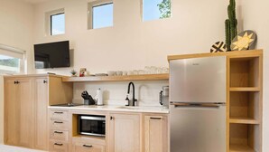 Kaffetrakter/tekoker, kjøleskap, mikrobølgeovn og ovn