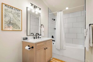 Shower, hair dryer, towels - Top 1% Downtown Stay • Hot Tub • Walk Everywhere (Moab)