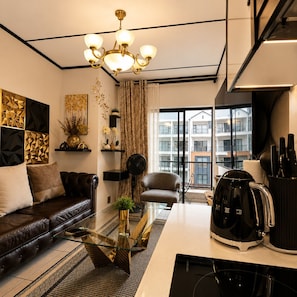 Un salon moderne avec un canapé, une table basse et une vue sur un immeuble d’habitation.