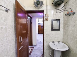 Shower, hair dryer, bidet, towels