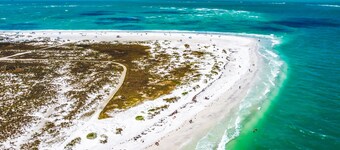 2nd-floor duplex near the beach & bay with heated pool, grill, patio, W/D, AC