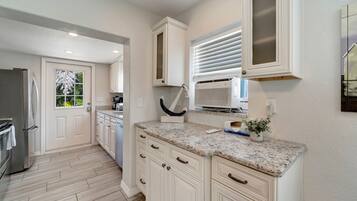 Frigorifero, microonde, forno, piano cottura