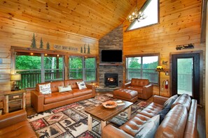 Smart-tv, eldstad och en stereo