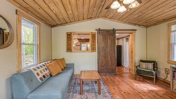 Fernseher, Videospielkonsole, DVD-Player, Tischfußball