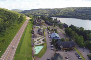 Exterior - Dog-friendly secluded cabin with hot tub, firepit, lawn games, & great deck (Oakland)