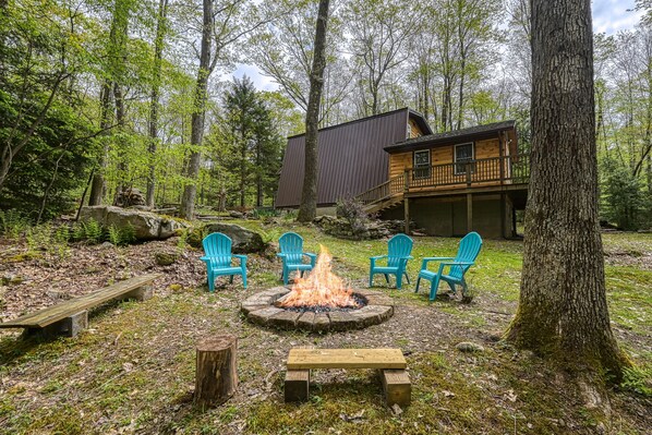 Property grounds - Dog-friendly secluded cabin with hot tub, firepit, lawn games, & great deck (Oakland)