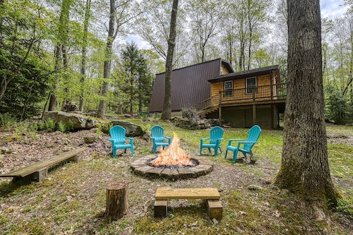 Dog-friendly secluded cabin with hot tub, firepit, lawn games, & great deck