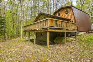 Exterior - Dog-friendly secluded cabin with hot tub, firepit, lawn games, & great deck (Oakland)
