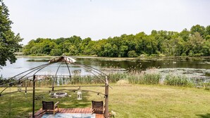 Un pabellón con vista a un lago y un bosque.