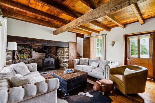 Lake front historic farmhouse on 5 acres, fenced and pet friendly!