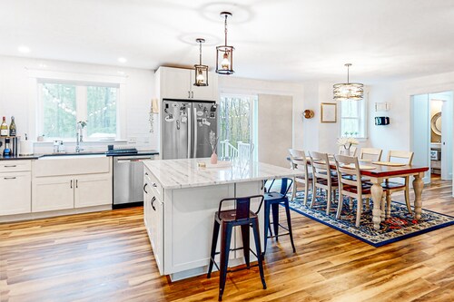 New, dog-friendly, custom-built home on 30 acres with firepit - near beaches