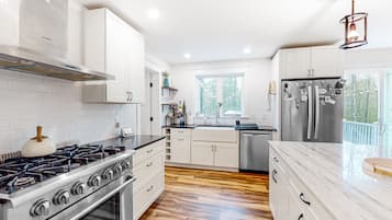 Køleskab, mikrobølgeovn, ovn, kogeplade