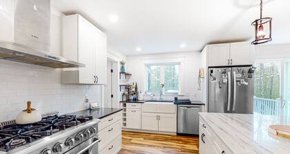 New, dog-friendly, custom-built home on 30 acres with firepit - near beaches