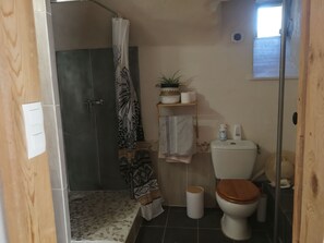Douche, sèche-cheveux, serviettes fournies, savon