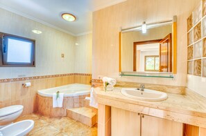 Bañera, secador de pelo y toallas