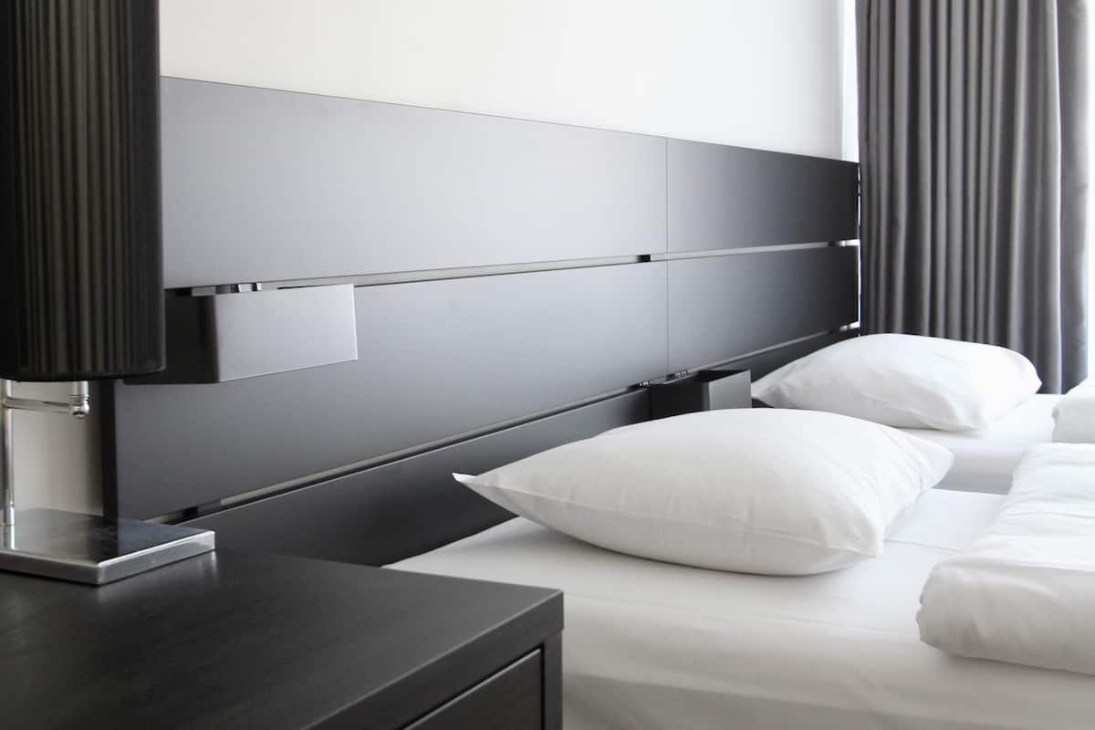 2 bedrooms, desk, laptop workspace, soundproofing