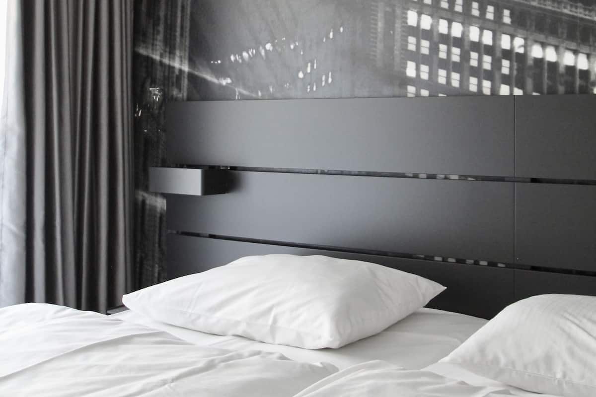 2 bedrooms, desk, laptop workspace, soundproofing
