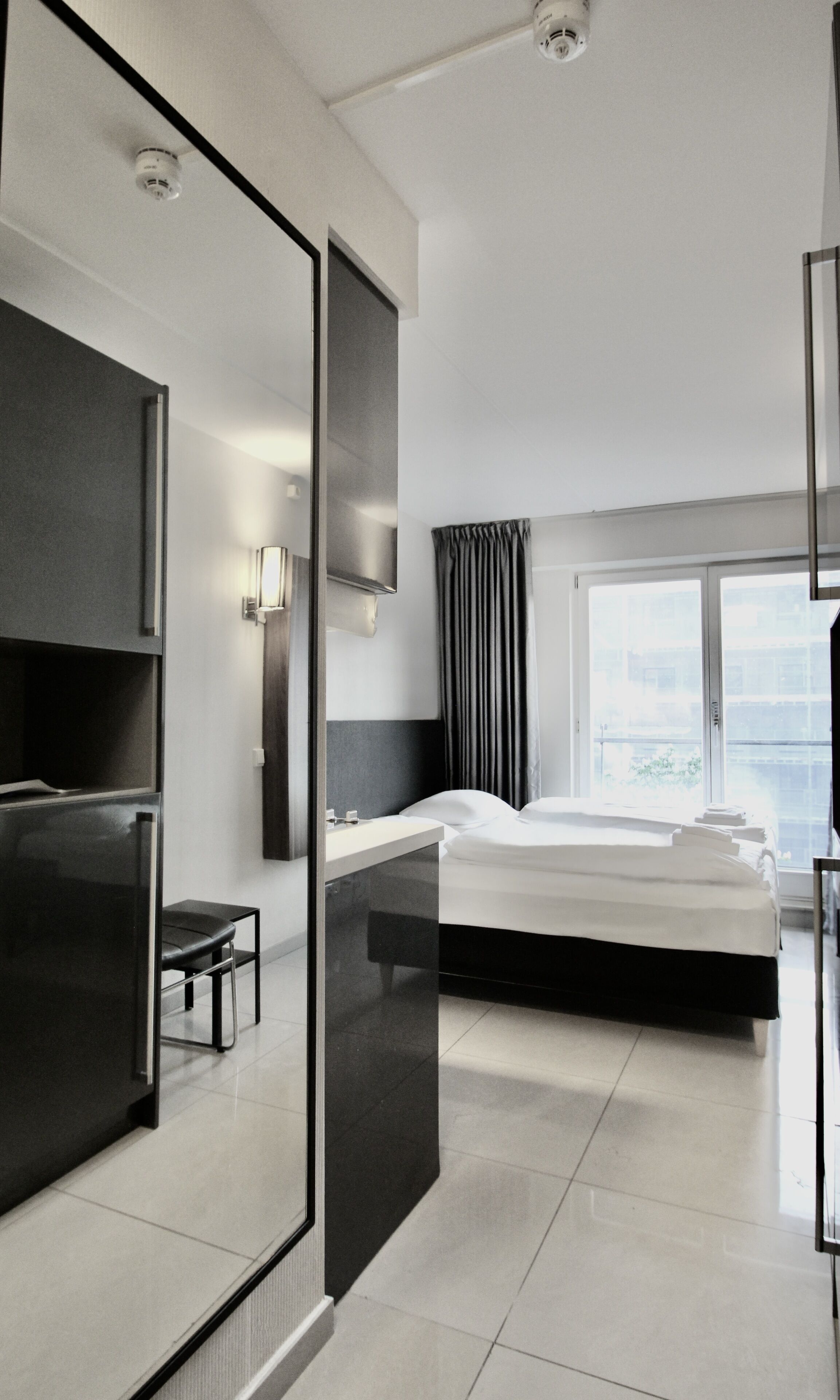 办公桌、笔记本电脑工作区、免费 WiFi、床单