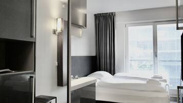 2 bedrooms, desk, laptop workspace, free WiFi