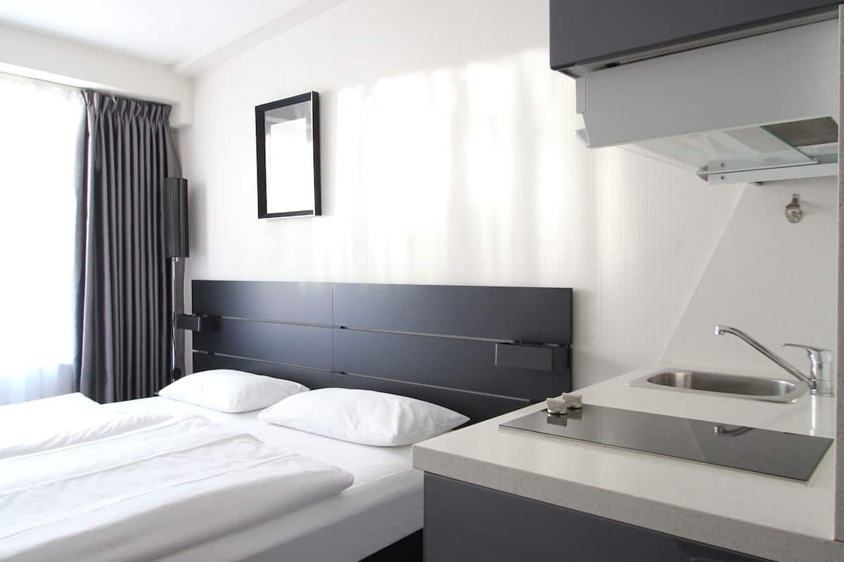 Economy Double Room, 2 Twin Beds | 2 bedrooms, desk, laptop workspace, soundproofing
