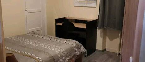 5 soverom, skrivebord, wi-fi (inkludert) og sengetøy