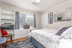 5 habitaciones, escritorio, tabla de planchar con plancha y wifi 