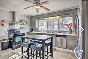 Fridge, microwave, oven, stovetop - Country-Lux Stay & Play Spacious, Cozy Retreat--Experience True Comfort and Joy (Pine Bluff)