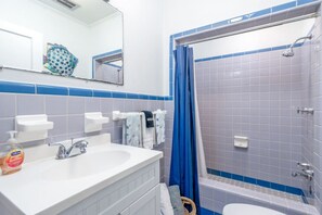 Shower, hair dryer, bidet, towels - Enjoyable Stay and Play 5BR (Pine Bluff)