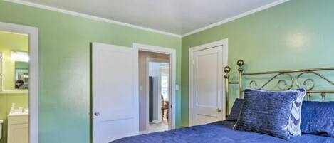 5 bedrooms, desk, iron/ironing board, WiFi