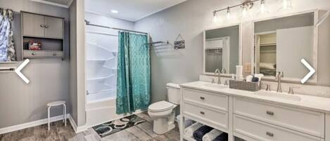 Douche, séchoir à cheveux, bidet, serviettes fournies