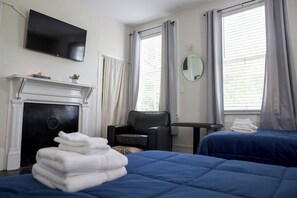 3 habitaciones, tabla de planchar con plancha y cuna de viaje 