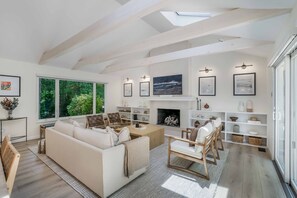 Smart TV, chimenea, libros y estéreo