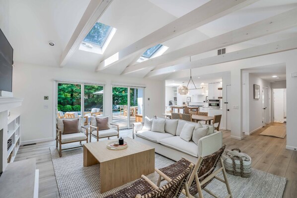 Smart TV, chimenea, libros y estéreo