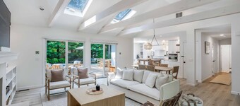 Springs Retreat: Fully Renovated Home, New Gunite Pool, Walk to Bay & Rita's