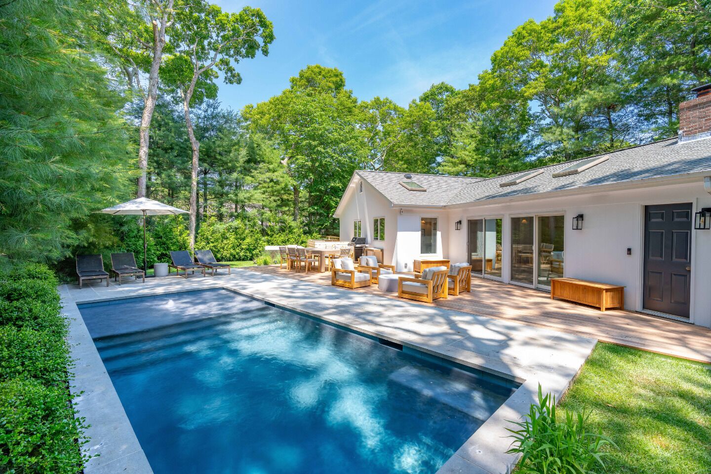 Springs Retreat: Renovated Home, New Gunite Pool, Bay Walk