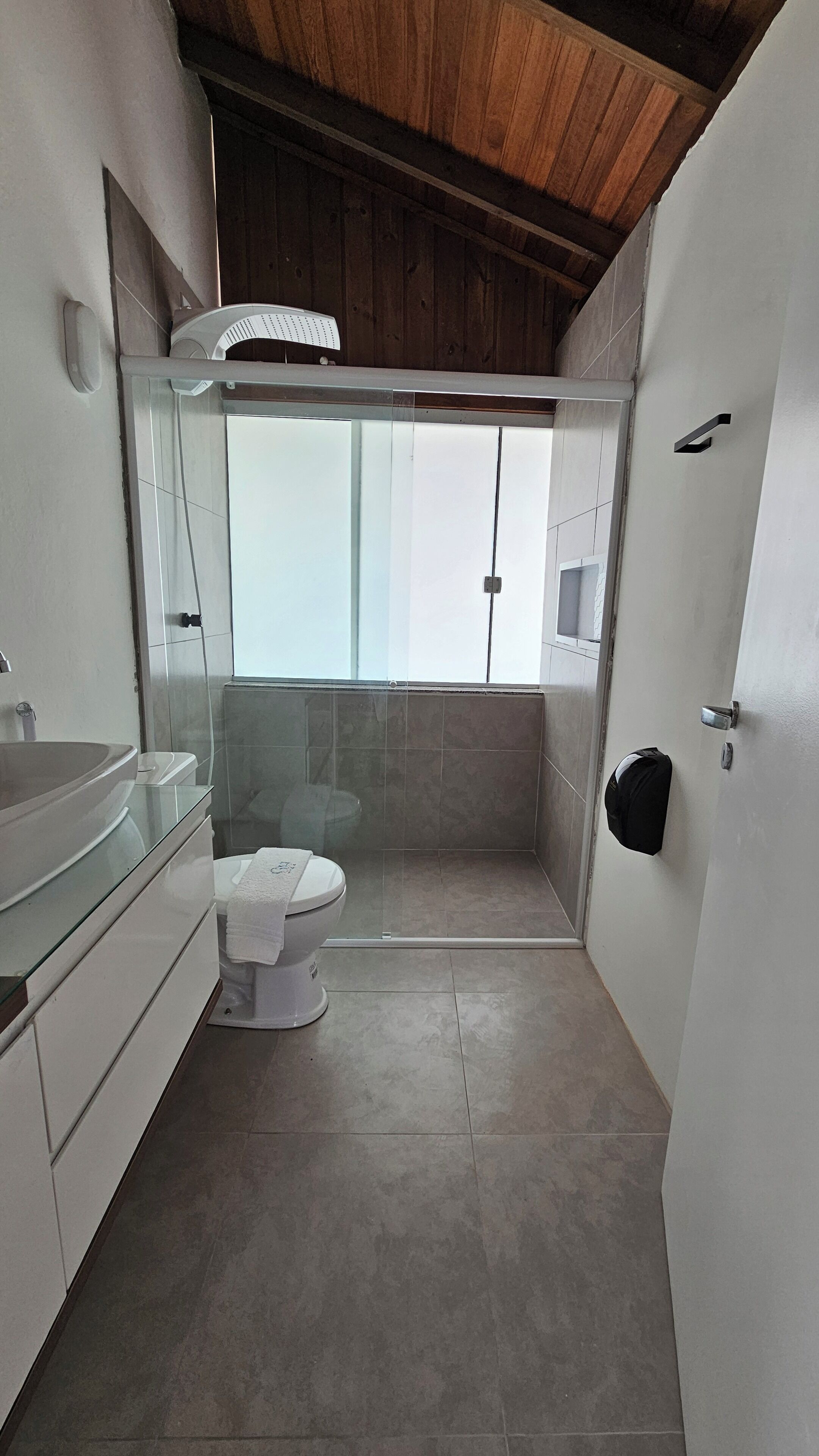 Panoramic Apartment | Bathroom | Towels, soap, shampoo, toilet paper
