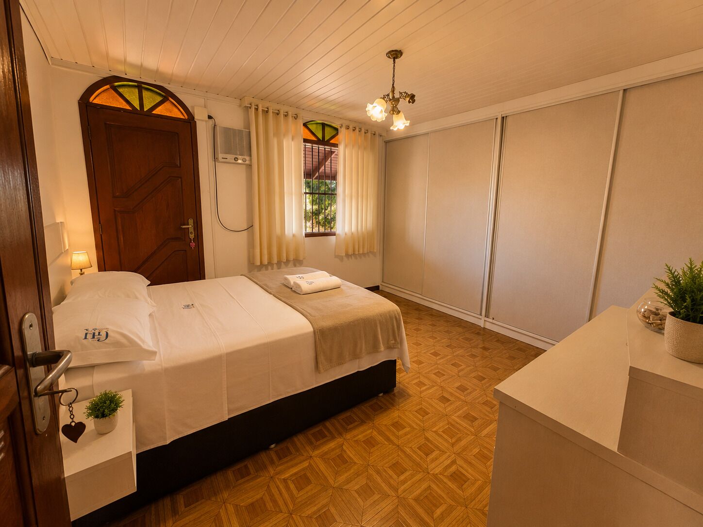 Hypo-allergenic bedding, laptop workspace, free WiFi