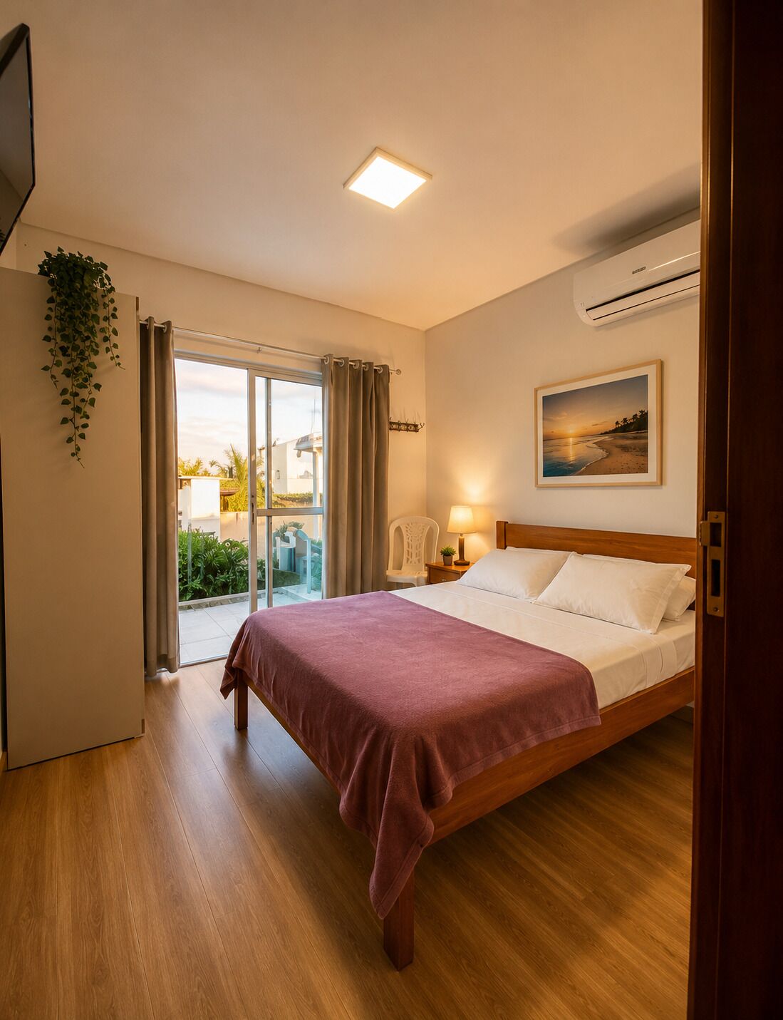 Hypo-allergenic bedding, laptop workspace, free WiFi