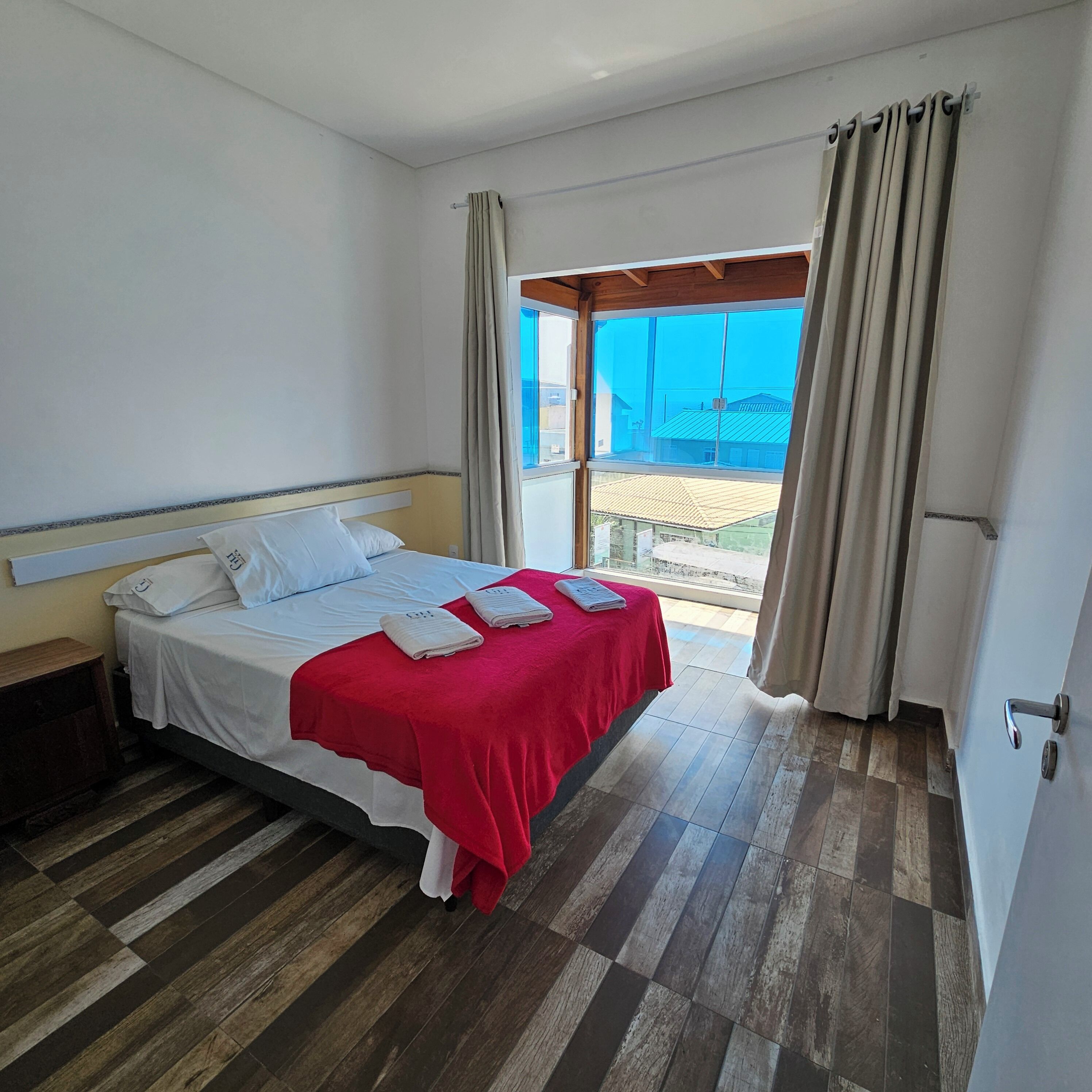 Apartamento panorâmico | Roupas de cama antialérgicas, espaço de trabalho para notebook