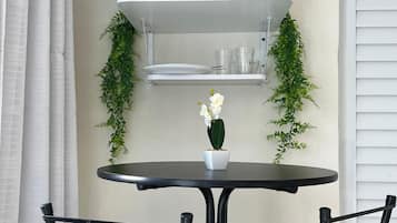 Basic Studio Suite | Hypo-allergenic bedding, laptop workspace, free WiFi